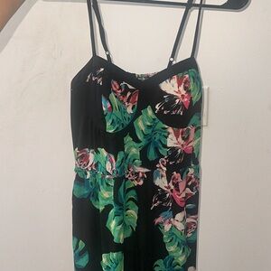 Maxi dress leaf style cute strap dress Size medium xhilaration beautiful long